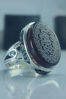 انگشتر نقره مردانه عقیق سرخ حکاکی ( وَأُفَوِّضُ أَمْرِی إِلَی اللَّهِ إِنَّ اللَّهَ بَصِیرٌ بالْعِبَاد ) و دور آیه ( حَسْبیَ اللَّهُ لَا إِلَٰهَ إِلَّا هُوَ ۖ عَلَیْهِ تَوَکَّلْتُ ۖ وَهُوَ رَبُّ الْعَرْش الْعَظِیمِ ) کد ۱۰۶۴